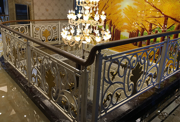 別墅銅藝樓梯設(shè)計(jì)帶來(lái)的精致體驗(yàn) 別墅銅藝樓梯設(shè)計(jì)帶來(lái)的精致體驗(yàn)